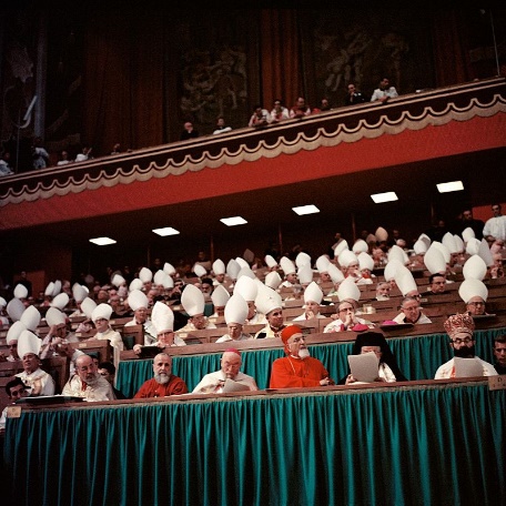 https://upload.wikimedia.org/wikipedia/commons/thumb/6/6b/Second_Vatican_Council_by_Lothar_Wolleh_007.jpg/800px-Second_Vatican_Council_by_Lothar_Wolleh_007.jpg