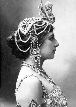 https://upload.wikimedia.org/wikipedia/commons/thumb/f/fb/Mata-Hari_1910.jpg/800px-Mata-Hari_1910.jpg