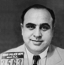 https://upload.wikimedia.org/wikipedia/commons/thumb/8/8c/Al_Capone_in_Florida.jpg/220px-Al_Capone_in_Florida.jpg