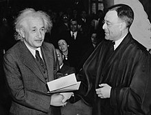 https://upload.wikimedia.org/wikipedia/commons/thumb/8/8a/Citizen-Einstein.jpg/220px-Citizen-Einstein.jpg