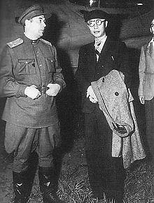 https://upload.wikimedia.org/wikipedia/commons/thumb/5/59/Soviet_Union_Military_Officer_and_Puyi.JPG/220px-Soviet_Union_Military_Officer_and_Puyi.JPG