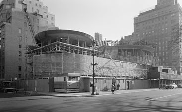 https://upload.wikimedia.org/wikipedia/commons/thumb/3/3e/Guggenheim_Museum_construction_LOC_gsc.5a25494.jpg/367px-Guggenheim_Museum_construction_LOC_gsc.5a25494.jpg