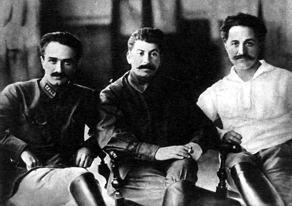 https://upload.wikimedia.org/wikipedia/commons/thumb/8/8c/Ordzhonikidze%2C_Stalin_and_Mikoyan%2C_1925.jpg/1024px-Ordzhonikidze%2C_Stalin_and_Mikoyan%2C_1925.jpg