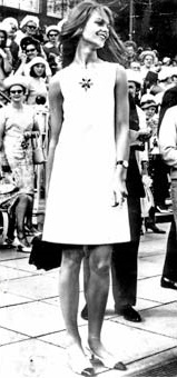 https://upload.wikimedia.org/wikipedia/en/2/26/White_shift_dress_of_Jean_Shrimpton.jpg