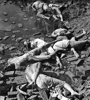 https://upload.wikimedia.org/wikipedia/en/2/2e/Dead_bodies_of_Bengali_intellectuals%2C_14_December_1971.jpg