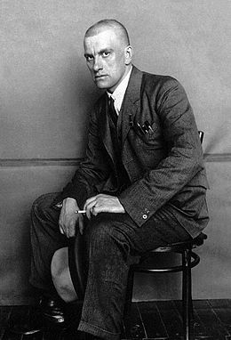 Vladimir Mayakovsky 1924.jpg