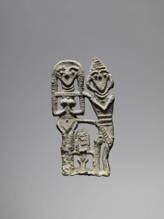 Amulette Famille divine Epoque des comptoirs assyriens, fin XXe - XVIIIe siÃ¨cle avant J.-C KÃ¼ltepe (KarahÃ¶yÃ¼k) Plomb H. : 6,70 cm. ; L. : 3,60 cm