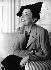 Elsa schiaparelli 1937.jpg