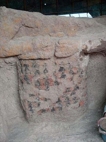 escribe: "Y en la" ciudadela ", Konar Sandal B, los arqueÃ³logos han descubierto un tamaÃ±o natural, o mÃ¡s grande, figura humana esculpida en barro o ladrillos de barro. Se habÃ­a pintado para que parezca que fue llevaba una piel de felino. Si esta escultura se asocia con capas de la edad de bronce, que serÃ¡ uno de los primeros de este tipo de figuras en el mundo. Por desgracia, estÃ¡ faltando a su cabeza. la estatua antigua que se conoce de este tipo de Egipto, y creo que el mundo , es de Heirakonp