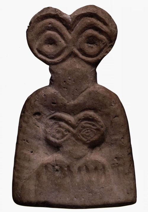 Eye-idol, alabaster Tell Brak, north-eastern Syria, about 3500-3300 BC. Heights: 3.5Â cm Excavated by M.E.L. Mallowan Museum: British Museum