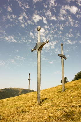 File:Didgori Monument (Swords).jpg