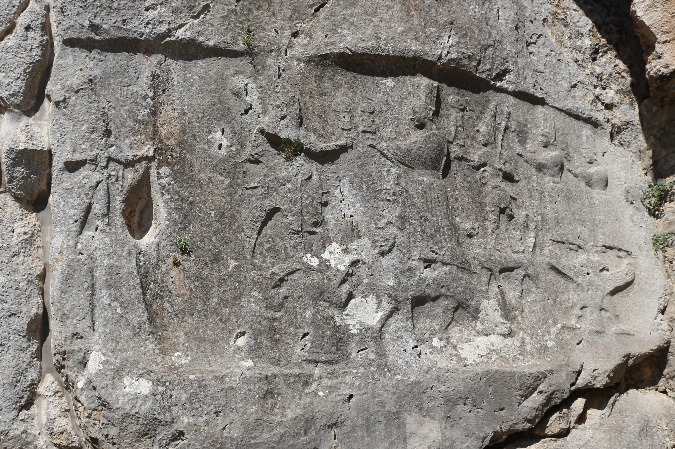 G:\pix\-1300 Yazılıkaya. recht von Tašmišu steht sein Bruder Teššub -Ḫepat, Sohn Šarruma, Tochter Allanzu und Enkelin Kunzišalli).jpg