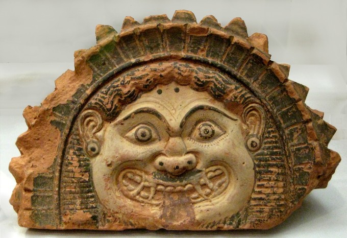 G:\pix\-500 Antefix with the head of a Gorgon intended to ward off evil and protect the temple site. terra cotta, c. 6th–5th century BCE.jpe