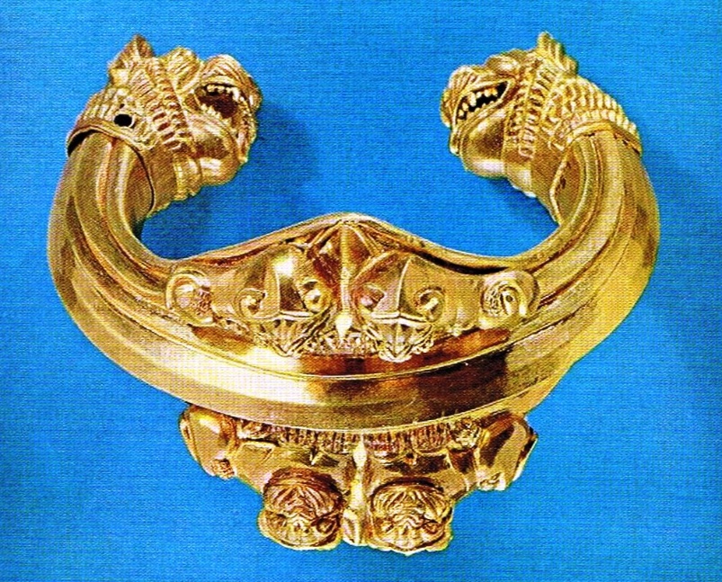 G:\pix\projects\iranzamin\1200-550\-800 زیرویه Armband mit Löwenköpfen aus Ziwiye.jpg