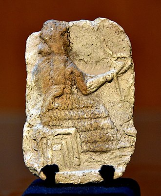 G:\pix\projects\iranzamin\3000-1200\-1600 Mesopotamian_deity_sitting_on_a_stool,_holding_the_rod-and-ring_symbol._Old-Babylonian_fire_clay_plaque_from_Southern_Mesopotamia,_Iraq.jpg