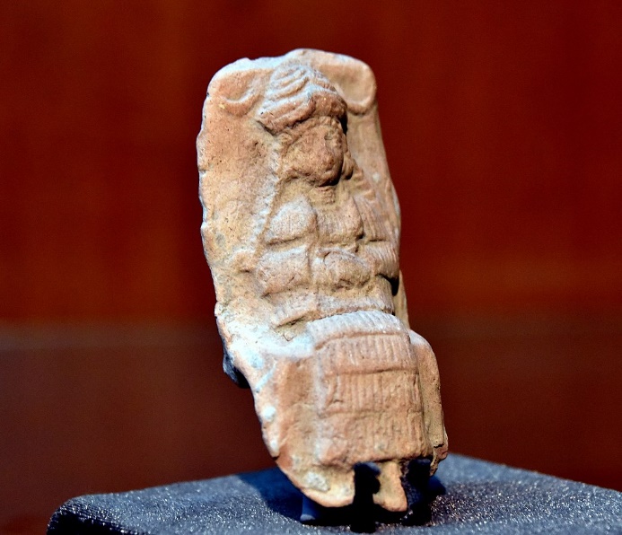 G:\pix\projects\iranzamin\3000-1200\-1800 Mesopotamian_female_deity_seating_on_a_chair,_Old-Babylonian_fired_clay_plaque_from_Ur,_Iraq.jpg