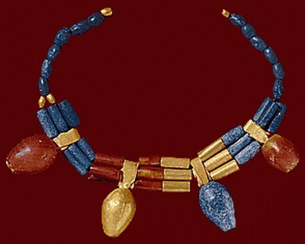 G:\pix\projects\iranzamin\3000-1200\-2400 Gold necklace with lapis lazuli and carnelian stones found in the royal cemetery of Ur - early dynastic 2400 BC.jpg