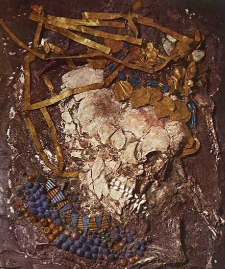 G:\pix\projects\iranzamin\3000-1200\-2500 A female attendant found in the Great Death Pit at the Royal Tombs at Ur..jpg