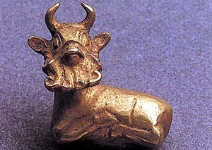 G:\pix\projects\iranzamin\3000-1200\-2500 Bull amulet. It was found lying loose in the soil outside one of the tombs. Queen Pu-abi.jpg