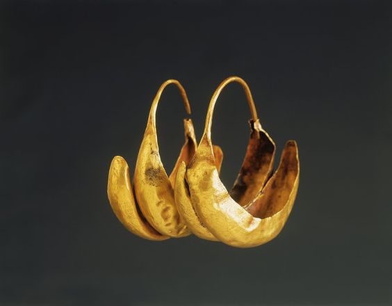 G:\pix\projects\iranzamin\3000-1200\-2500 Sumerian Gold Double Lobed Crescent Earrings , Ur, Mesopotamia, Iraq , Circa 2500 BCE.jpg