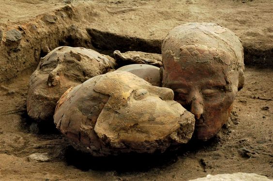 G:\pix\projects\iranzamin\3000-1200\-7500 Decorated human skulls dated to 9,500 years ago found at the Neolithic site of Tell Aswad.jpg