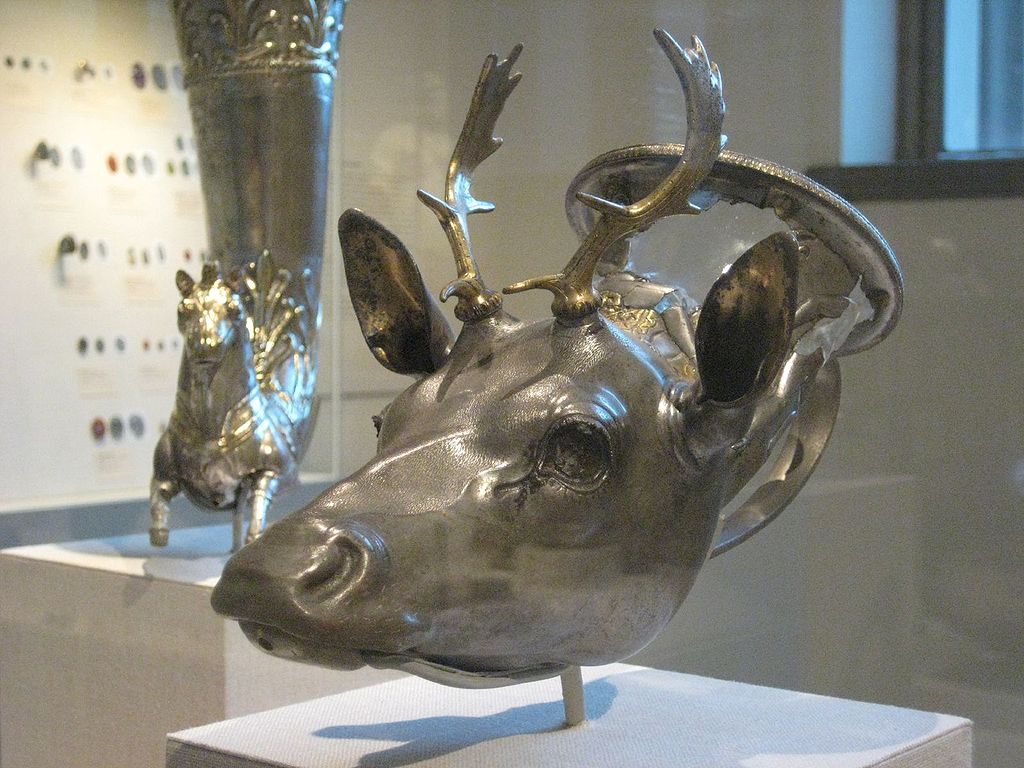 G:\pix\projects\iranzamin\achaemedian\جام\-400 Greek_Gilt-silver_Rhyton_(Libation_Vessel)_In_the_Form_of_a_Stag's_Head.jpg