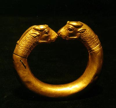 G:\pix\projects\iranzamin\achaemedian\-500 Achaemenid_Golden_Armlet1_RezaAbbasiMuseum.jpg