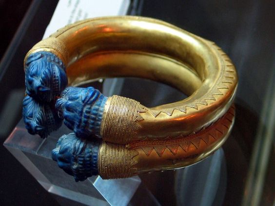 G:\pix\projects\iranzamin\achaemedian\-500 Achaemenid bracelet.Reza Abbasi Museum,Tehran.jpg