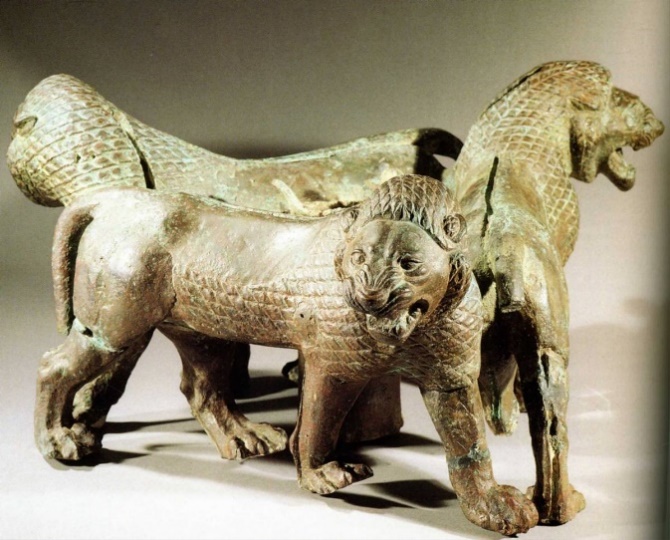 G:\pix\projects\iranzamin\achaemedian\-500 jpg_-550_-450_Support_constitue_de_trois_lions_en_bronze_Persepolis_Fars_Iran.jpg