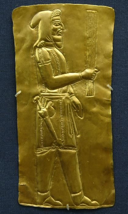 G:\pix\projects\iranzamin\achaemedian\Art\4th-5th C. BCE. Achaemenid-Persian empire, Gold Plaque of a Magian.jpg