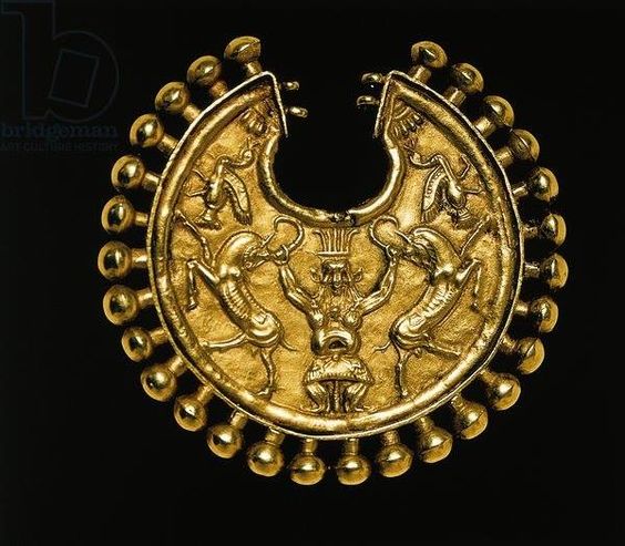 G:\pix\projects\iranzamin\achaemedian\Art\Achaemenid civilization, Gold earring with relief depicting a god , 6-4th century BC, Louvre.jpg