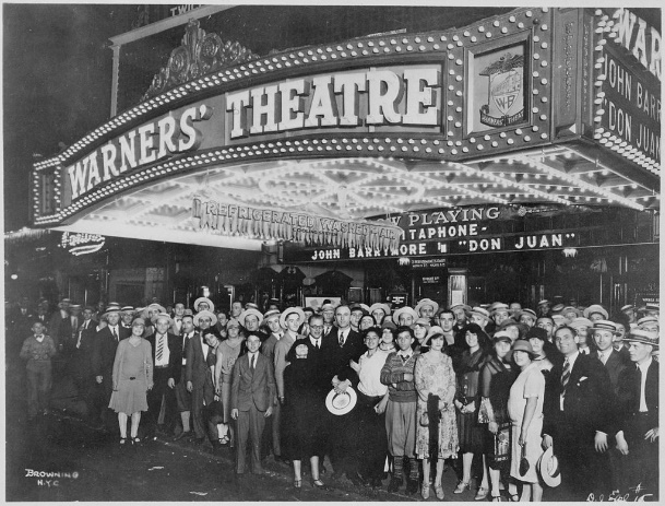 G:\pix\projects\west\1024px-First-nighters_posing_for_the_camera_outside_the_Warners'_Theater_before_the_premiere_of_-Don_Juan-_with_John_Barrymore,_-_NARA_-_535750.jpg