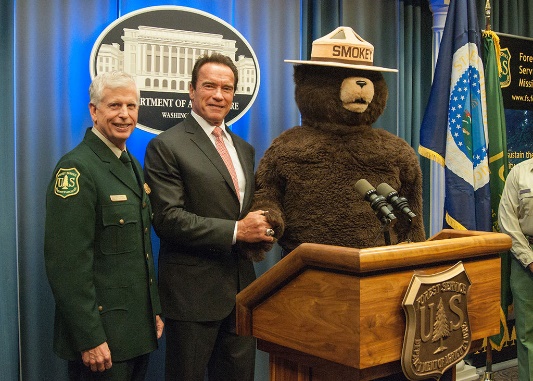 G:\pix\projects\west\Smokey_with_Thomas_Tidwell,_Chief_of_the_United_States_Forest_Service,_and_Arnold_Schwarzenegger.jpg