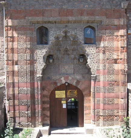 https://upload.wikimedia.org/wikipedia/commons/1/1f/G%C3%B6k_Medrese_at_Tokat.jpg