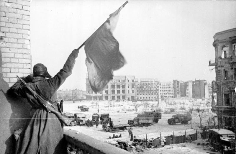 https://upload.wikimedia.org/wikipedia/commons/2/29/Bundesarchiv_Bild_183-W0506-316%2C_Russland%2C_Kampf_um_Stalingrad%2C_Siegesflagge.jpg