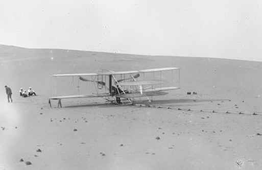 https://upload.wikimedia.org/wikipedia/commons/4/48/1905_Wright_Flyer_Kill_Devil_Hills.jpg