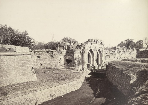 https://upload.wikimedia.org/wikipedia/commons/5/5b/1857_cashmeri_gate_delhi.jpg