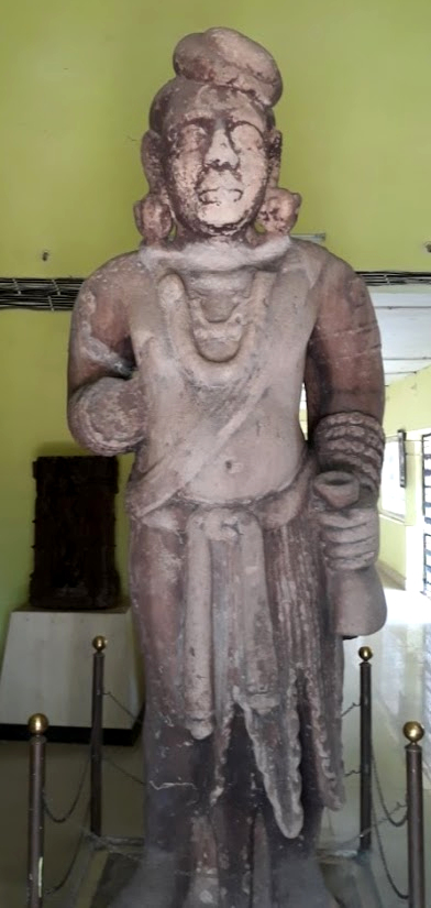 https://upload.wikimedia.org/wikipedia/commons/5/57/Vidisha_District_Museum_Yaksha.jpg