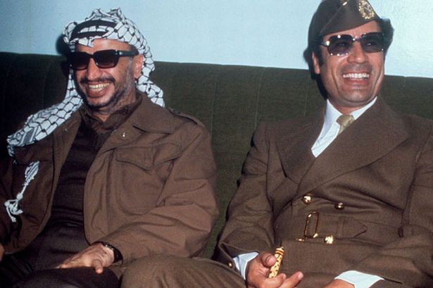 https://upload.wikimedia.org/wikipedia/commons/6/60/Gaddafi_with_Yasser_arafat_1977.jpg