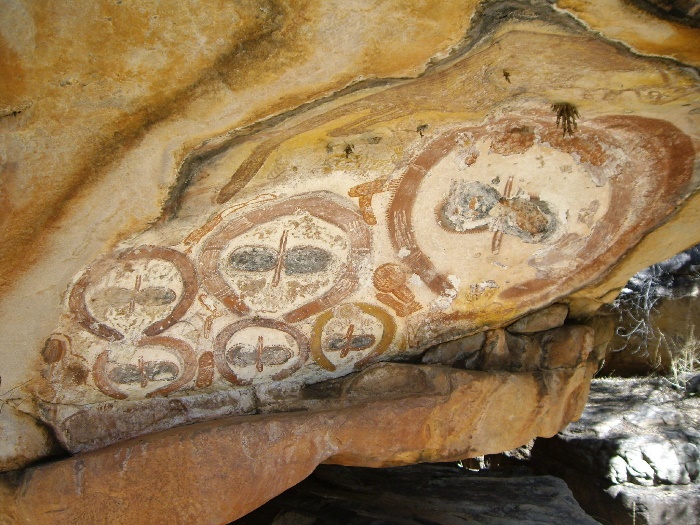 https://upload.wikimedia.org/wikipedia/commons/9/9c/Wandjina_rock_art.jpg