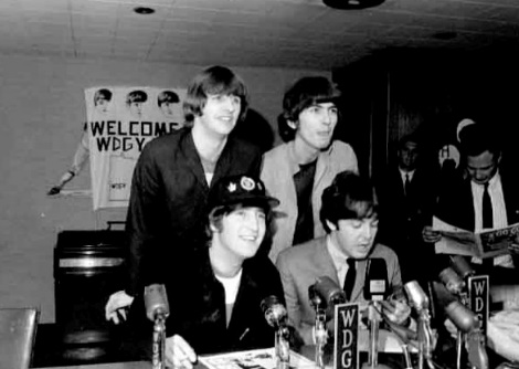 https://upload.wikimedia.org/wikipedia/commons/c/cd/Beatles_press_conference_1965.jpg