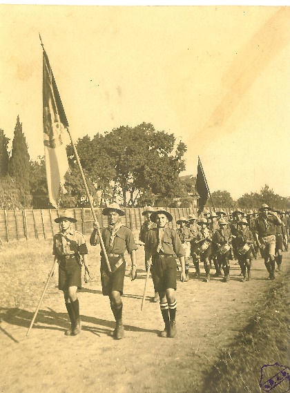 https://upload.wikimedia.org/wikipedia/commons/c/cb/Vazken_Andr%C3%A9assian_HoMenEtMen-Sgaoudagan_doghantsk_Konstantinobolis_1918.jpg