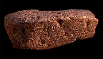 https://upload.wikimedia.org/wikipedia/commons/e/e2/Blombos_Cave_engrave_ochre_1.jpg