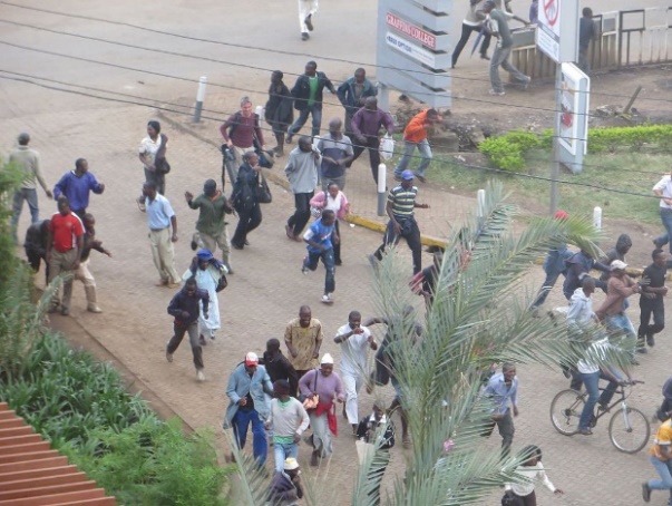 https://upload.wikimedia.org/wikipedia/commons/thumb/7/7b/Crowd_fleeing_sounds_of_gunfire_near_Westgate.jpg/1024px-Crowd_fleeing_sounds_of_gunfire_near_Westgate.jpg