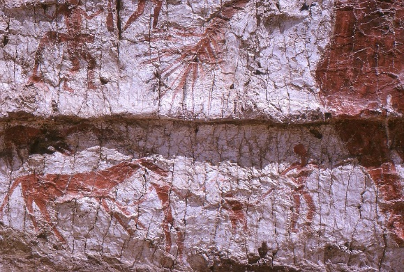 https://upload.wikimedia.org/wikipedia/commons/thumb/3/3a/Detail_of_the_mural_showing_the_hind_part_of_the_aurochs%2C_a_deer_and_hunters..jpg/1024px-Detail_of_the_mural_showing_the_hind_part_of_the_aurochs%2C_a_deer_and_hunters..jpg