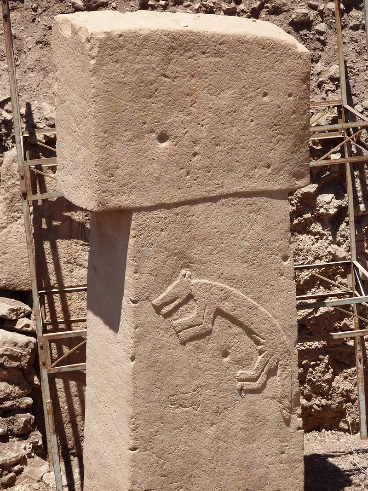 https://upload.wikimedia.org/wikipedia/commons/thumb/e/e2/G%C3%B6bekli_Tepe_Pillar.JPG/800px-G%C3%B6bekli_Tepe_Pillar.JPG