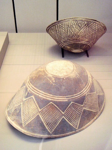 https://upload.wikimedia.org/wikipedia/commons/thumb/3/33/Ubaid_III_campaniform_pottery_5300-4700_BC_Louvre_Museum.jpg/800px-Ubaid_III_campaniform_pottery_5300-4700_BC_Louvre_Museum.jpg