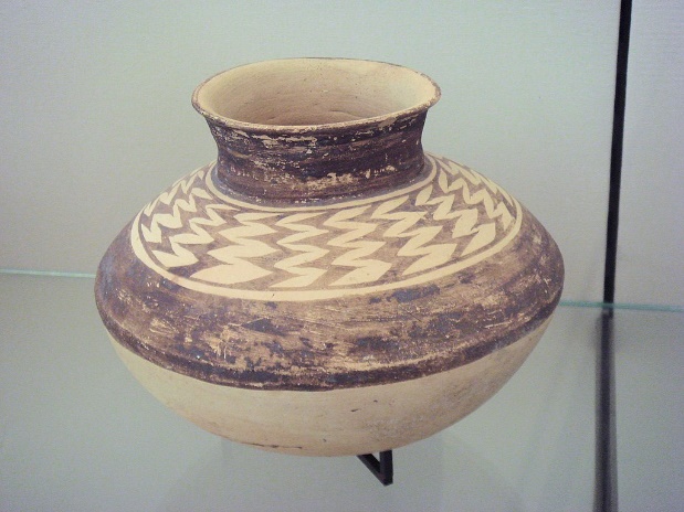 https://upload.wikimedia.org/wikipedia/commons/thumb/0/00/Ubaid_III_pottery_jar_5300-4700_BC_Louvre_Museum.jpg/1024px-Ubaid_III_pottery_jar_5300-4700_BC_Louvre_Museum.jpg