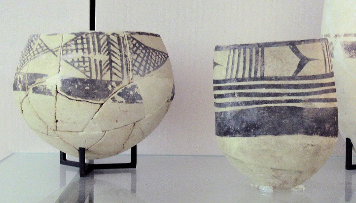 https://upload.wikimedia.org/wikipedia/commons/thumb/9/92/Ubaid_IV_pottery_jars_4700-4200_BC_Tello%2C_ancient_Girsu%2C_Louvre_Museum.jpg/1280px-Ubaid_IV_pottery_jars_4700-4200_BC_Tello%2C_ancient_Girsu%2C_Louvre_Museum.jpg