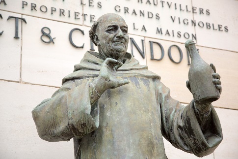 https://upload.wikimedia.org/wikipedia/commons/thumb/5/5d/Mo%C3%ABt_%26_Chandon_Dom_Perignon_Sculpture_2.jpg/1280px-Mo%C3%ABt_%26_Chandon_Dom_Perignon_Sculpture_2.jpg